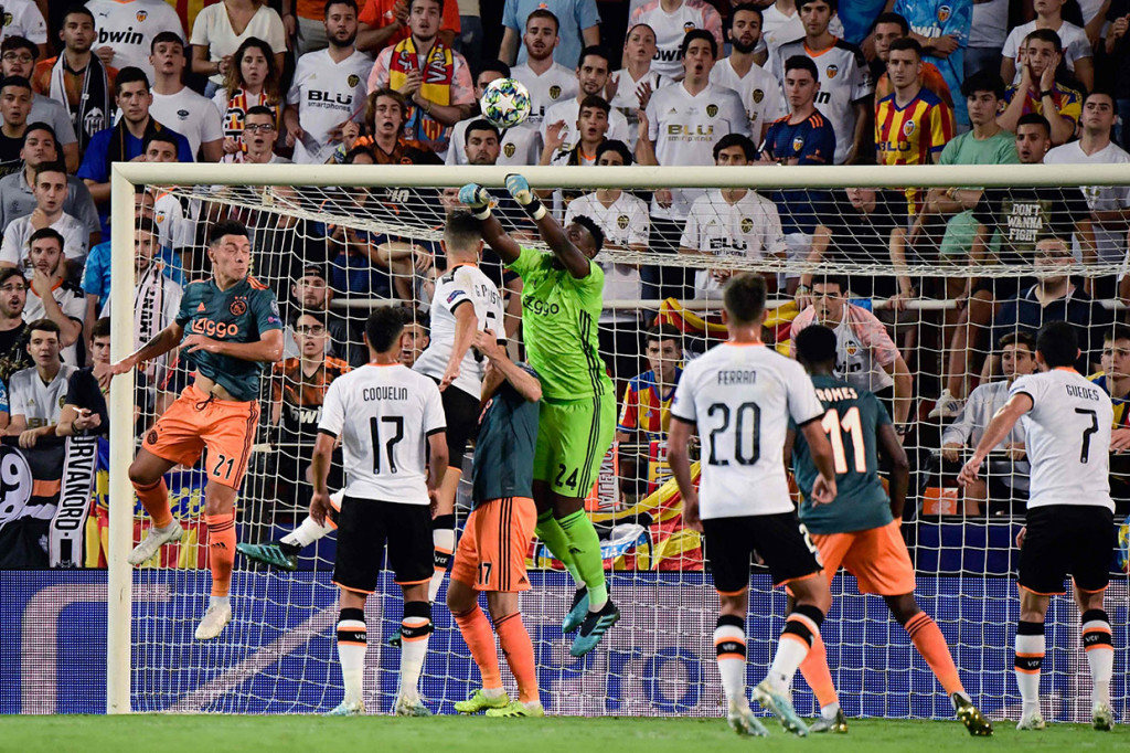 Pada menit ke-13 penjaga gawang Ajax Andre Onana berjibaku menjaga gawangnya dari serbuan para pemain Valencia.