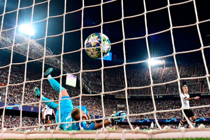 Tim tamu berhasil menambah keunggulan pada menit ke-34. Gol tersebut dicetak oleh Quincy Promes. Mendapat umpan dari Donny van de Beek, Promes melepaskan tembakan ke tengah gawang.