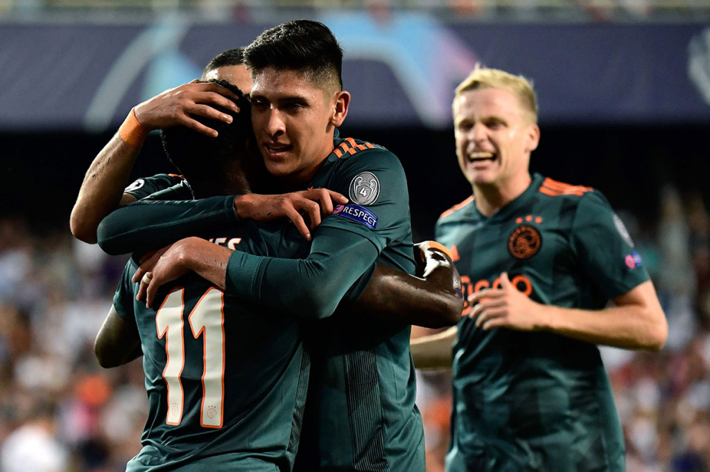 Promes melakukan selebrasi bersama rekan-rekan setimnya.