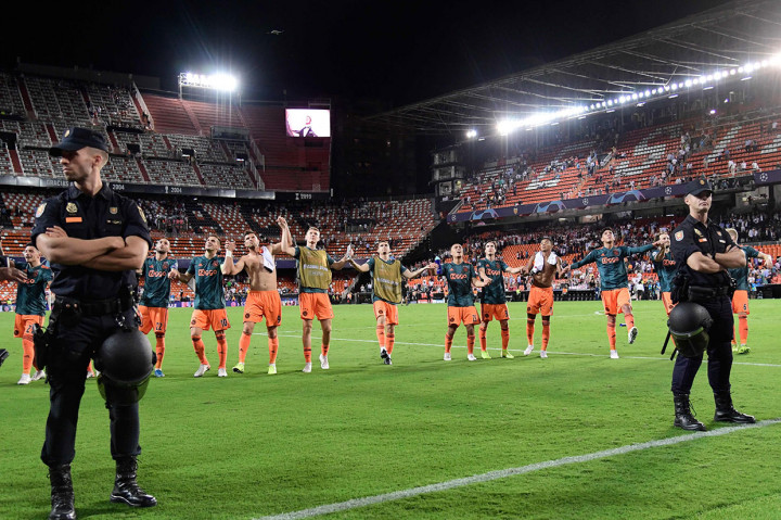Hasil ini pun membuat Ajax makin mantap di puncak klasemen sementara dengan mengoleksi enam poin. Mereka unggul tiga poin dari Valencia dan Chelsea yang berada di posisi kedua dan ketiga.