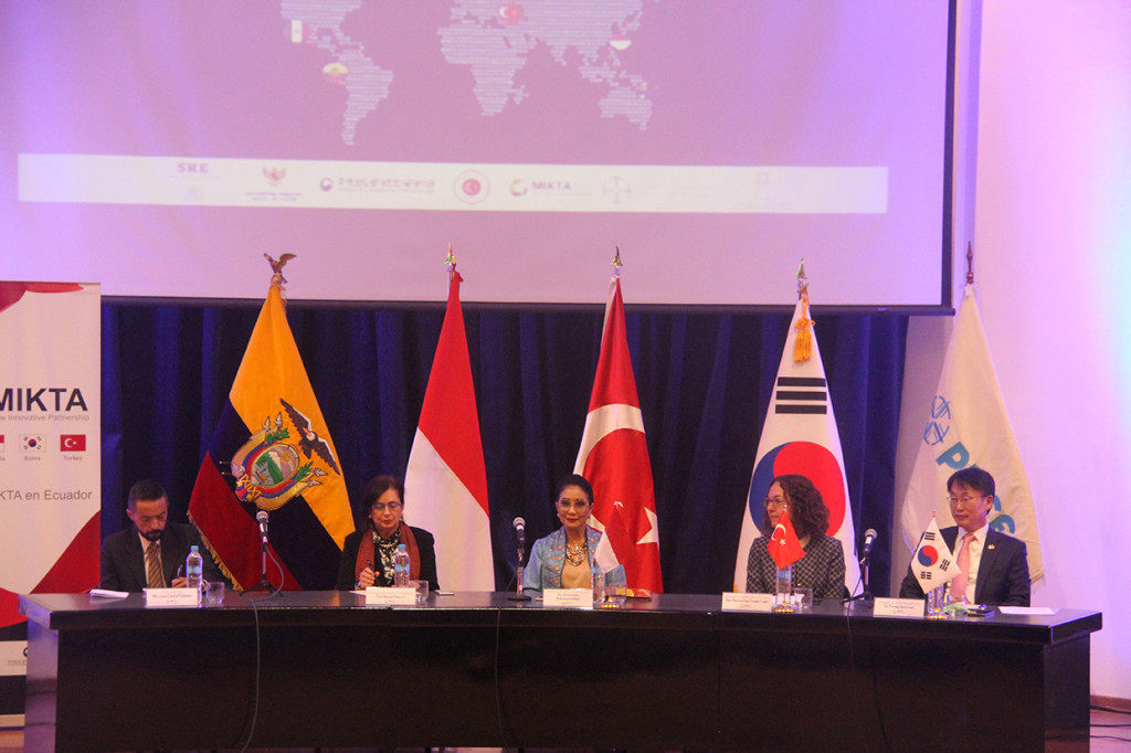 Setelah acara malam kebudayaan, acara dilanjutkan dengan kegiatan seminar yang diadakan di ruang auditorium Pusat Kebudayaan Pontificia Universidad Catolica del Ecuador (PUCE) pada kamis, 26 September 2019  dengan tema Kebijakan Luar Negeri negara-negara MIKTA .