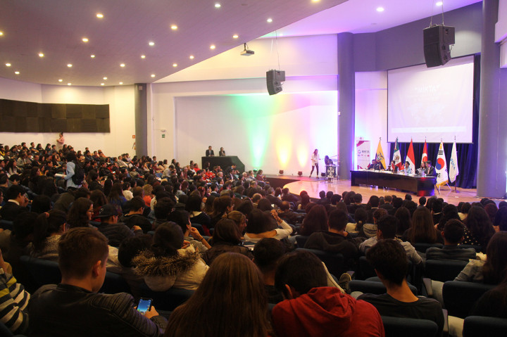 Setelah acara malam kebudayaan, acara dilanjutkan dengan kegiatan seminar yang diadakan di ruang auditorium Pusat Kebudayaan Pontificia Universidad Catolica del Ecuador (PUCE) pada kamis, 26 September 2019  dengan tema Kebijakan Luar Negeri negara-negara MIKTA .