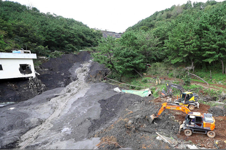 Petugas penyelamat mencari korban yang hilang di lokasi longsor setelah topan Mitag melanda wilayah Busan, Korsel, Kamis, 3 Oktober 2019.