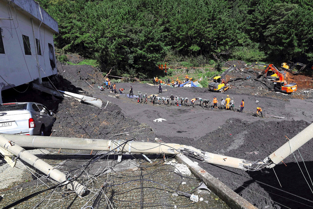 Mitag, topan ke-18 yang terjadi tahun ini dan ketujuh yang melanda semenanjung Korea, membawa hujan lebat di bagian selatan Korea Selatan pada Rabu, 2 Oktober 2019 malam. Topan memicu peringatan banjir dan tanah longsor di daerah yang terkena dampak.