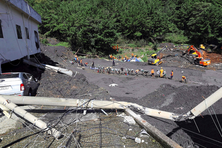 Mitag, topan ke-18 yang terjadi tahun ini dan ketujuh yang melanda semenanjung Korea, membawa hujan lebat di bagian selatan Korea Selatan pada Rabu, 2 Oktober 2019 malam. Topan memicu peringatan banjir dan tanah longsor di daerah yang terkena dampak.