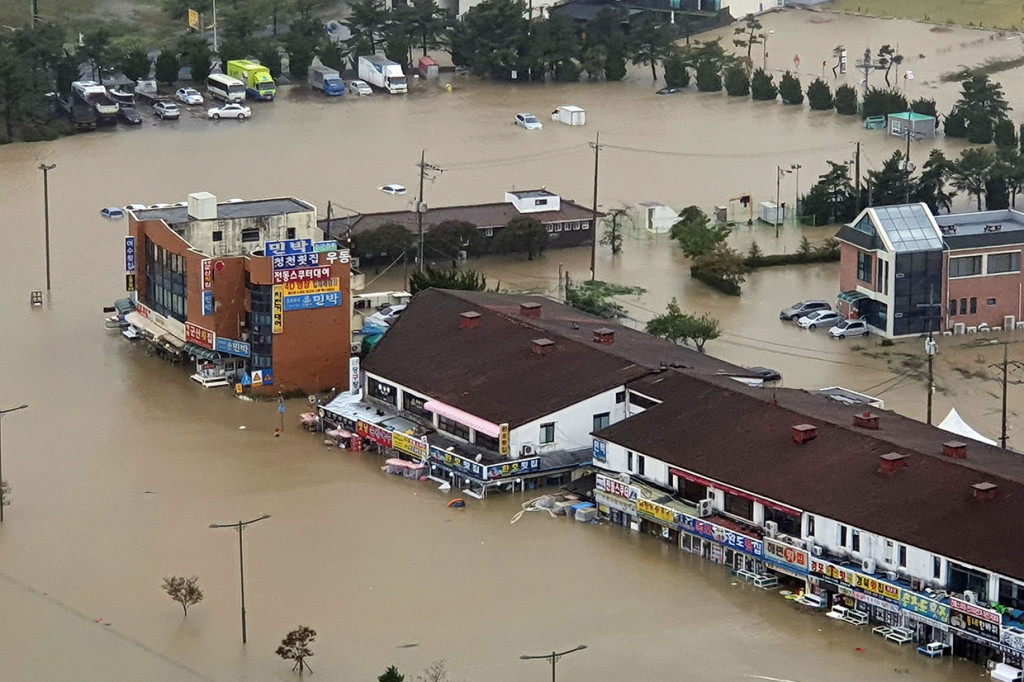 Lebih dari 100 rumah dan bangunan pribadi lainnya terendam banjir, sementara lebih dari 1.500 orang mengungsi meninggalkan rumah mereka di daerah tenggara.  Sekitar 44.045 rumah dan bangunan tanpa listrik sejak Rabu, dan kini baru 83 persen yang mendapatkan kembali aliran listrik.