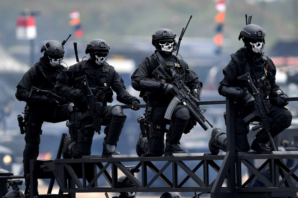 Prajurit Kopaska TNI AL berada di atas kendaraan tempur dalam Gladi Bersih HUT Ke-74 TNI di Lanud Halim Perdanakusuma, Jakarta TImur.