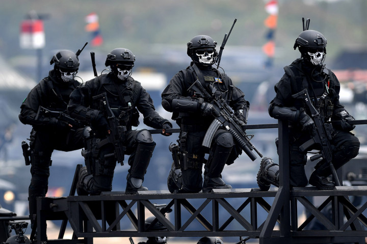 Prajurit Kopaska TNI AL berada di atas kendaraan tempur dalam Gladi Bersih HUT Ke-74 TNI di Lanud Halim Perdanakusuma, Jakarta TImur.