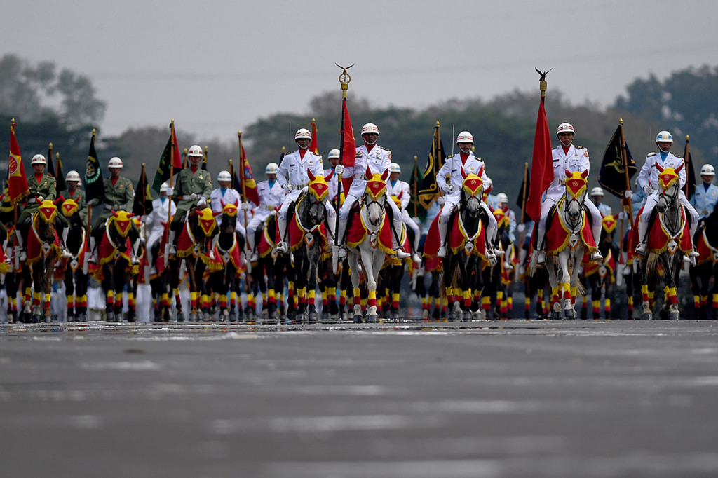 Prajurit TNI melakukan defile dalam Gladi Bersih HUT Ke-74 TNI di Lanud Halim Perdanakusuma, Jakarta TImur.