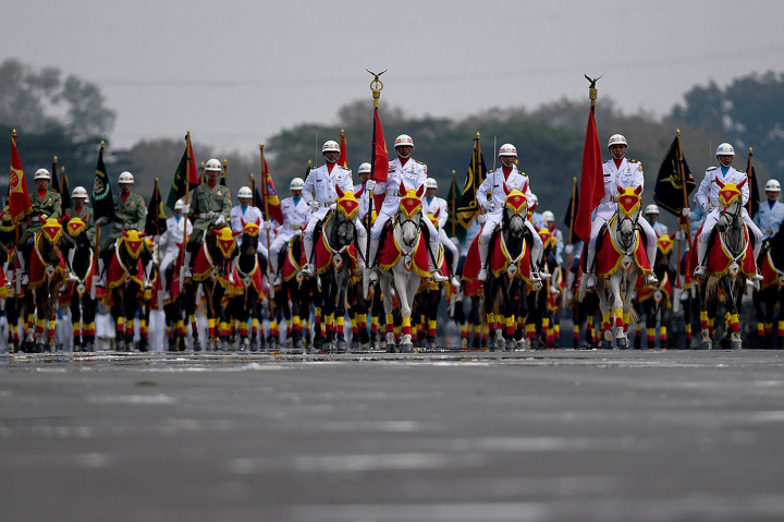 Prajurit TNI melakukan defile dalam Gladi Bersih HUT Ke-74 TNI di Lanud Halim Perdanakusuma, Jakarta TImur.