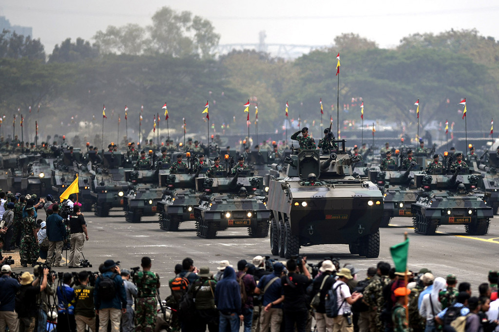 Prajurit Marinir TNI AL dengan alutsista melakukan defile dalam Gladi Bersih HUT Ke-74 TNI di Lanud Halim Perdanakusuma, Jakarta TImur.