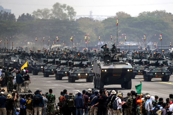 Prajurit Marinir TNI AL dengan alutsista melakukan defile dalam Gladi Bersih HUT Ke-74 TNI di Lanud Halim Perdanakusuma, Jakarta TImur.