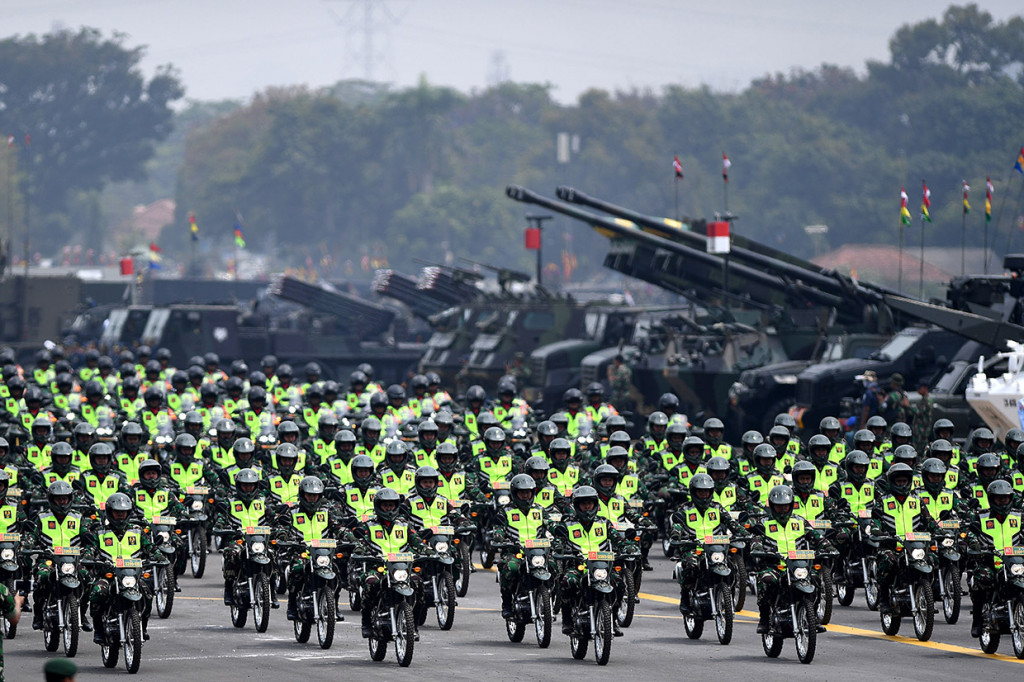 Prajurit TNI dengan sepeda motor melakukan defile dalam Gladi Bersih HUT Ke-74 TNI di Lanud Halim Perdanakusuma, Jakarta TImur.