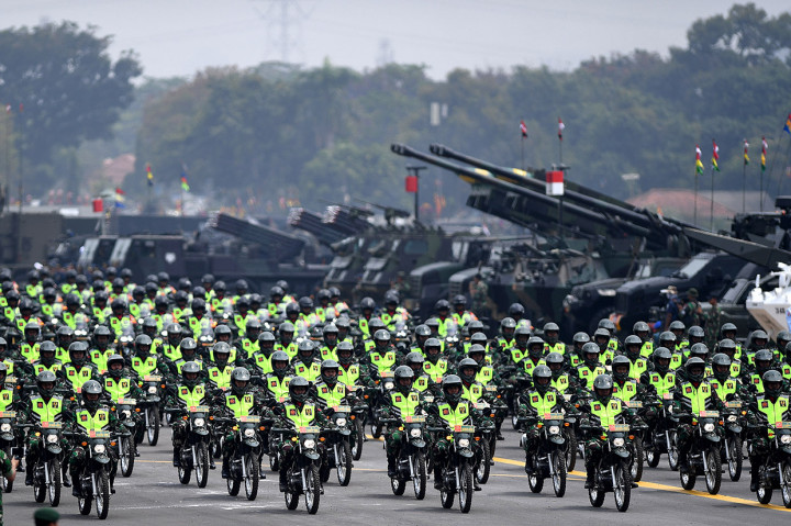 Prajurit TNI dengan sepeda motor melakukan defile dalam Gladi Bersih HUT Ke-74 TNI di Lanud Halim Perdanakusuma, Jakarta TImur.