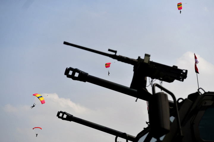 Prajurit TNI melakukan terjun payung dalam Gladi Bersih HUT Ke-74 TNI di Lanud Halim Perdanakusuma, Jakarta TImur.