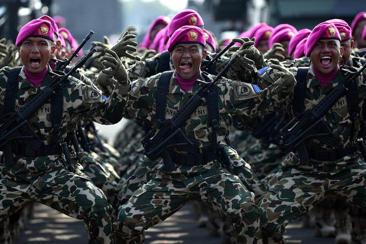 Prajurit Marinir TNI AL meneriakkan yel-yel dalam Gladi Bersih HUT Ke-74 TNI di Lanud Halim Perdanakusuma, Jakarta TImur.