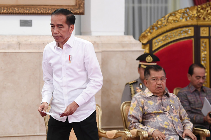 Presiden Joko WIdodo (kiri) didampingi Wakil Presiden Jusuf Kalla memimpin Sidang Kabinet Paripurna di Istana Negara, Jakarta.