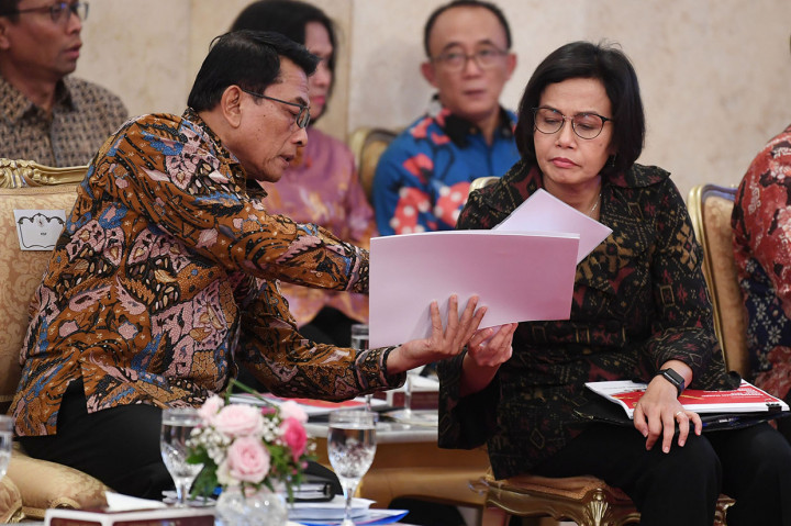 Menkeu Sri Mulyani (kanan) berbincang dengan Kepala Staf Presiden Moeldoko sebelum mengikuti Sidang Kabinet Paripurna di Istana Negara, Jakarta.