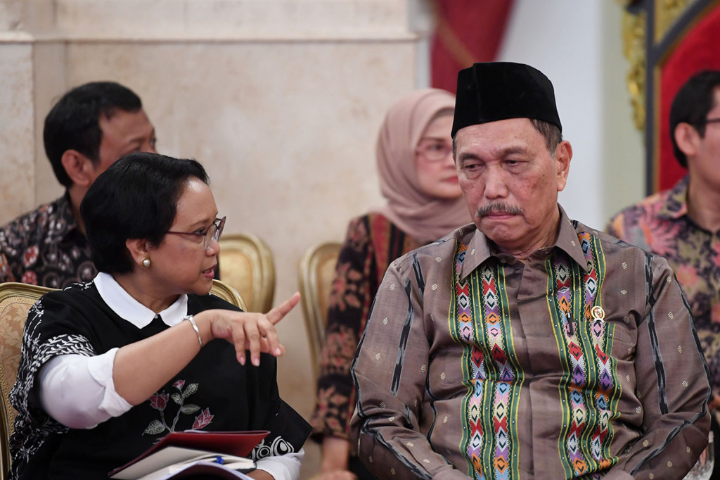 Menko Maritim Luhut Binsar Panjaitan (kanan) berbincang dengan Menteri Luar Negeri Retno LP Marsudi sebelum mengikuti Sidang Kabinet Paripurna di Istana Negara, Jakarta.