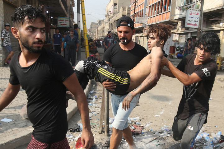 Belasan orang tewas dalam semalam saat unjuk rasa antipemerintah berlangsung di dua kota Irak. 
