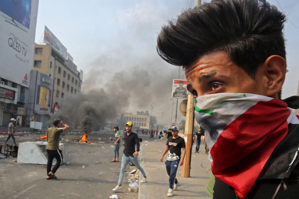 Unjuk rasa antipemerintah di Irak ini meluas dengan cepat, dari yang tadinya hanya berskala kecil di Baghdad pada Selasa, 1 Oktober 2019, waktu setempat untuk memprotes kurangnya lapangan pekerjaan, buruknya layanan publik dan korupsi pemerintah. 