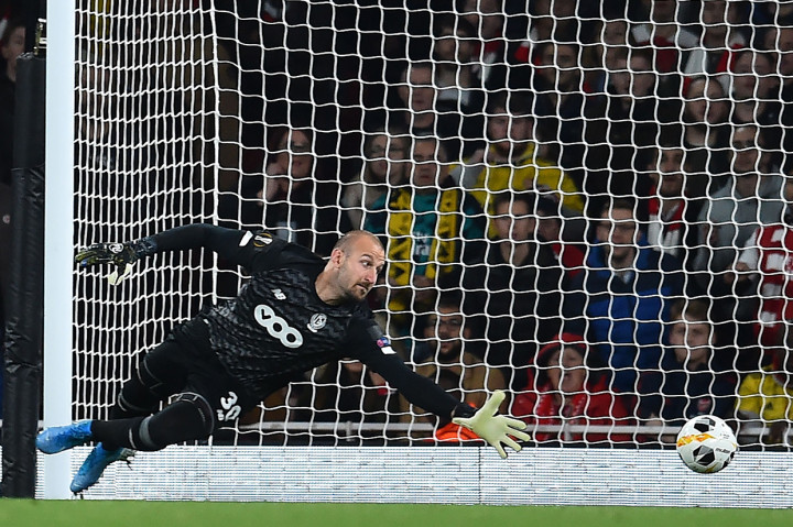 Kiper Standard Liege Vanja Milinkovic-Savic gagal mengamankan bola ketika pemain Arsenal Joe Willock mencetak gol.