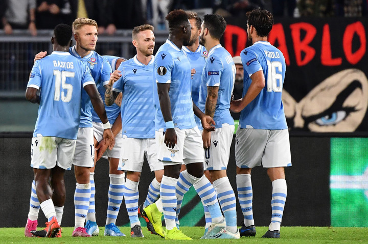 Pemain Lazio merayakan kemenangan usai mengalahkan Rennes 2-1 pada matchday kedua Grup E Liga Europa di Stadion Olimpico.
