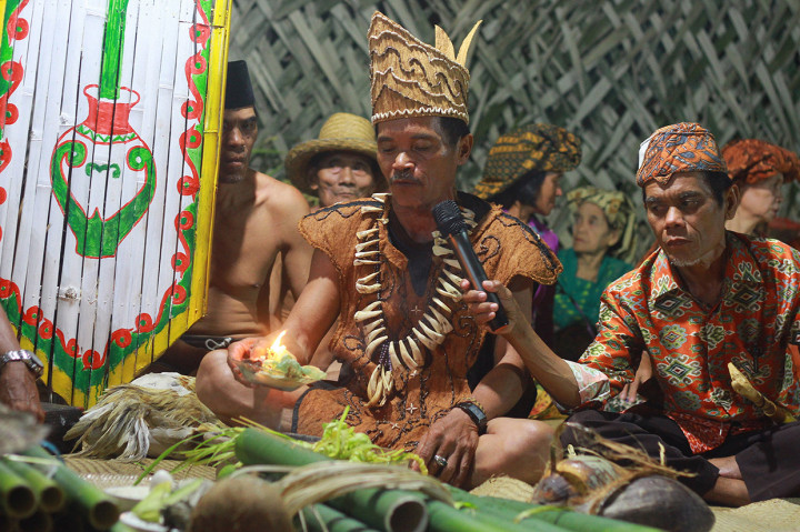 Berbagai cara dilakukan masyarakatnya sebagai perwujudan syukur kepada Tuhan atas berkah dan keselamatan. Salah satunya adalah prosesi Mesiwah Pare Gumboh masyarakat Dayak Deah yang berada di desa Liyu Kecamatan Halong, Kabupaten Balangan, Kalimantan Selatan. 