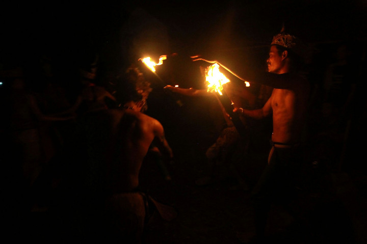 Selain itu juga dilaksanakan atraksi dan kesenian adat seperti mandi api, sendratari Mesiwah Pare, Ngerokop Esa (menangkap ikan).

