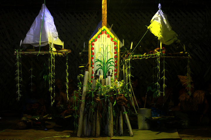 Adapun ritual Mesiwah Pare Gumboh, masyarakat Dayak akan menyerahkan hasil panen yang masih mentah kepada tetua adat yang disebut Nyerah Ngemonta. Mereka yang memiliki hasil panen, meminta pada tetua adat sebagai pelaksana ritual agar memohonkan restu dan rasa syukur kepada Sang Pencipta atas perolehan panen yang melimpah.