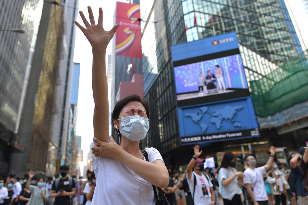 Pemerintah Hong Kong diperkirakan akan membahas penggunaan aturan darurat era kolonial untuk melarang pengunjuk rasa pro-demokrasi mengenakan masker. AFP Photo/Nicolas Asfouri
