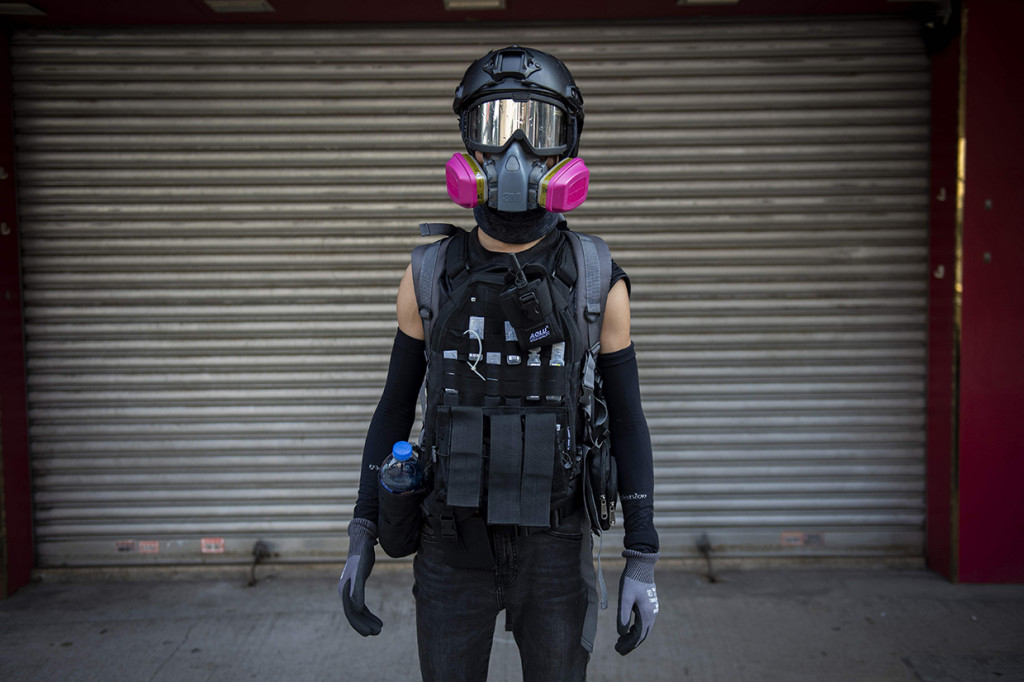 Selama protes yang kerap berujung kerusuhan, para pengunjuk rasa telah menggunakan masker wajah untuk menghindari identifikasi. Mereka juga mengenakan bersama dengan helm kuning, kaca mata dan respirator untuk melindungi diri dari gas air mata dan proyektil polisi. AFP Photo/Nicolas Asfouri
