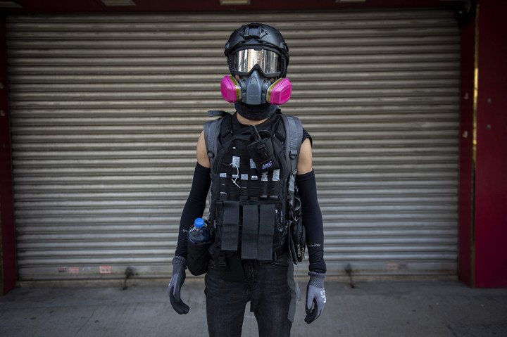 Selama protes yang kerap berujung kerusuhan, para pengunjuk rasa telah menggunakan masker wajah untuk menghindari identifikasi. Mereka juga mengenakan bersama dengan helm kuning, kaca mata dan respirator untuk melindungi diri dari gas air mata dan proyektil polisi. AFP Photo/Nicolas Asfouri
