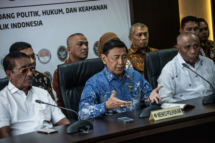 Menko Polhukam Wiranto (tengah) didampingi tokoh masyarakat Maluku Suaidi Marasabessy (kanan) dan Max Tamaela (kiri) memberikan keterangan pers terkait klarifikasi pernyataan tentang gempa Maluku, di Media Center Kantor Kemenko Polhukam, Jakarta. 