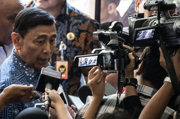 Wiranto menyatakan meminta maaf kepada masyarakat Maluku terkait ucapan dan kalimatnya yang dirasa mengganggu dan menyakiti hati tentang pengungsi gempa Maluku. 