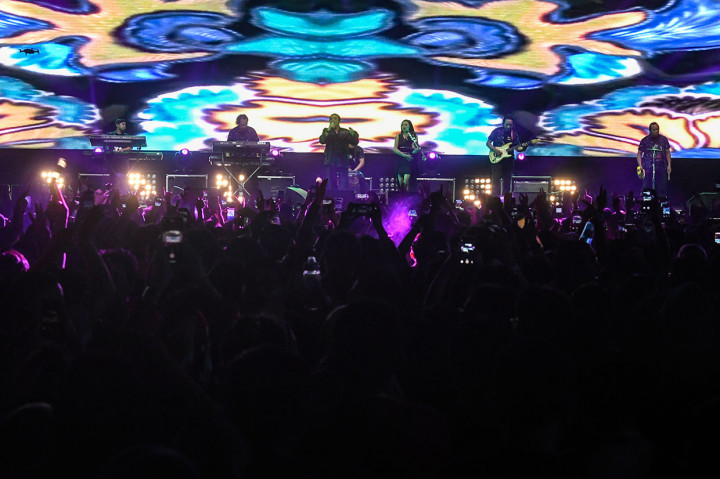 Penyanyi yang dijuluki Godfather of Brokenheart itu membawakan sejumlah lagu di antaranya 'Stasiun Balapan', 'Banyu Langit', dan 'Pamer Bojo'. 