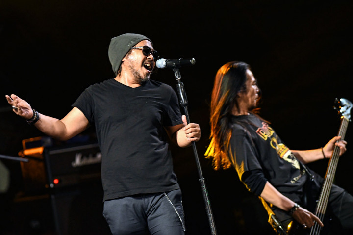 Aksi Jamrud di hari pertama Synchronize Fest 2019 di Gambir Expo, Kemayoran, Jakarta. Dalam aksinya band asal Cimahi, Jawa Barat itu membawakan sejumlah lagu diantaranya 'Asal British', 'Dokter Suster', dan 'Putri'.