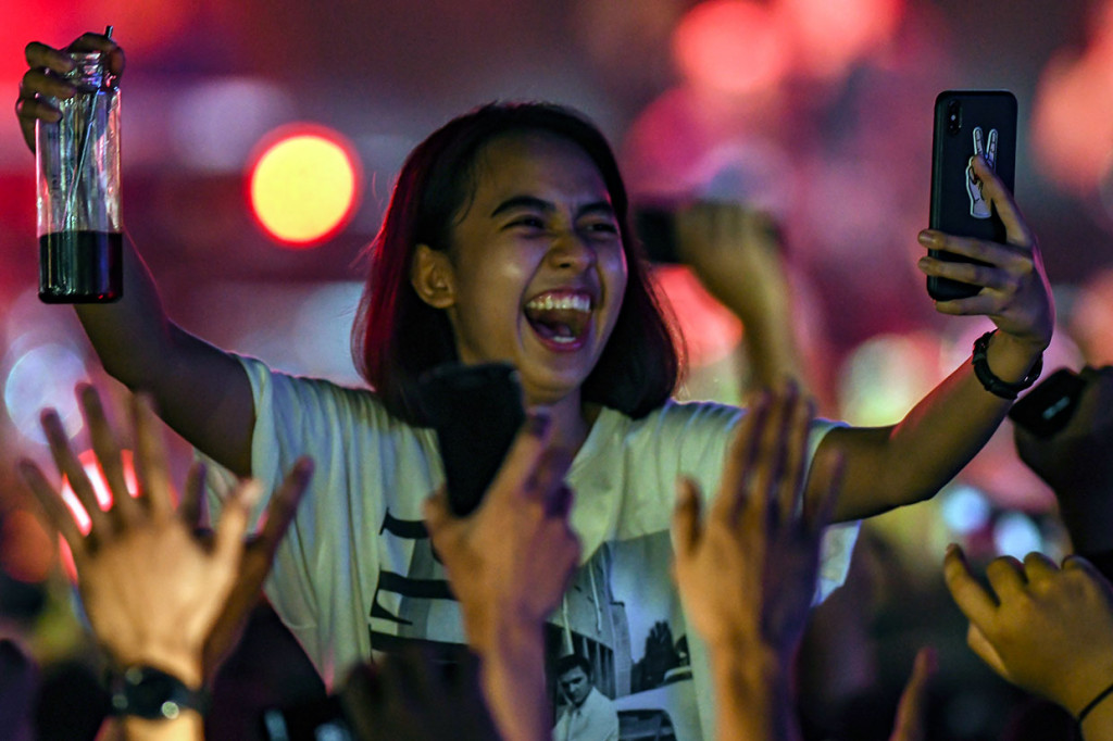Penonton bergoyang saat menyaksikan pertunjukan musik pada hari pertama Synchronize Fest 2019 di Gambir Expo, Kemayoran, Jakarta.