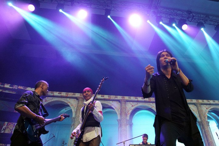 Band Dewa 19 dengan vokalis Once Mekel tampil menghibur penonton pada konser The Best of Dewa 19 di The Kasablanka Hall, Jakarta, Jumat, 4 Oktober 2019. MI/Pius Erlangga