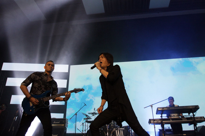Konser bertajuk reuni Dewa 19 bersama Once Mekel tersebut membawakan 20 judul lagu yang sukses mengobati rasa rindu para penggemar. Antara Foto/Reno Esnir