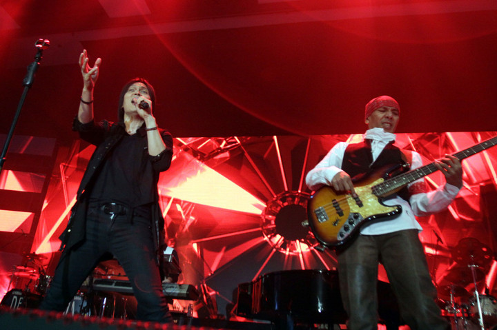 Beberapa lagu yang dibawakan Dewa 19 di antaranya 'Hidup Adalah Perjuangan', 'Larut', 'Angin', 'Sayap-sayap Patah', 'Dewi', 'Cukup Siti Nurbaya', 'Roman Picisan', dan 'Kangen'. Antara Foto/Reno Esnir