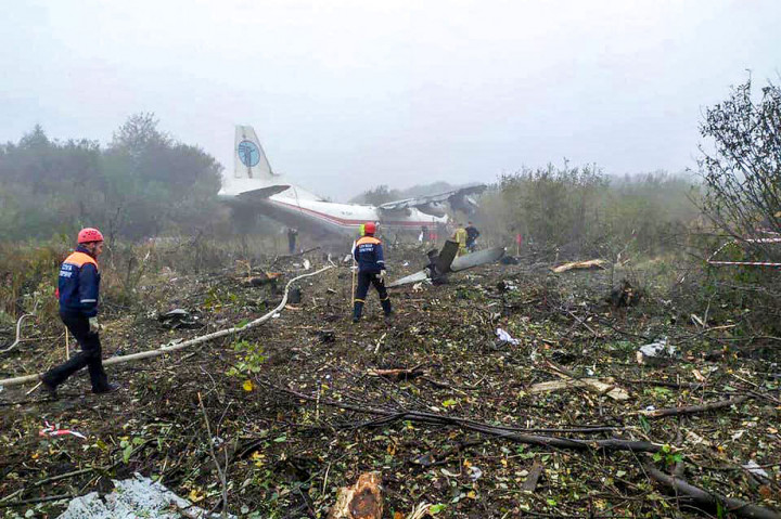 Petugas penyelamat bekerja di lokasi kejadian kecelakaan pesawat di hutan dekat Bandara Lviv, Ukraina, Jumat, 4 Oktober 2019 waktu setempat.