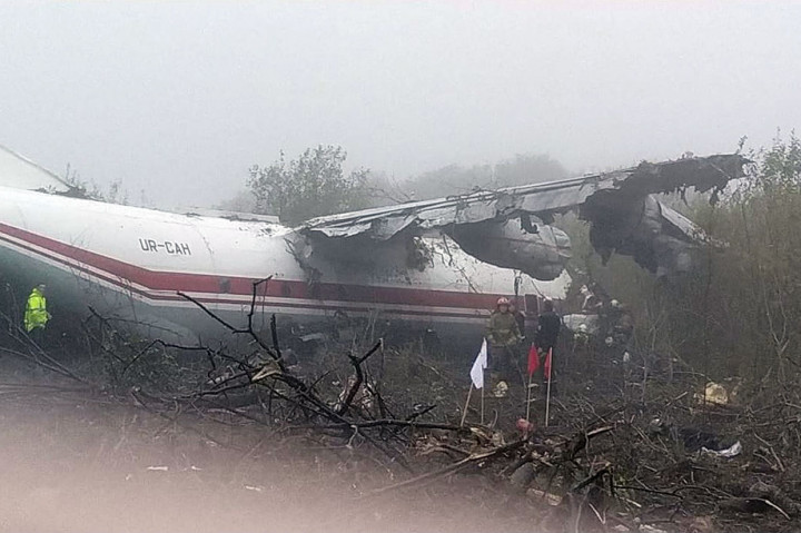 Sedikitnya lima orang tewas dan tiga di antaranya luka parah setelah pesawat yang mereka tumpangi jatuh saat akan mendarat di Bandara Lviv, Ukraina.