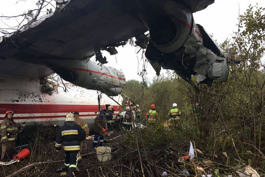 Pesawat jenis Antonov-12 tersebut jatuh di lokasi yang berjarak 1,5 km dari landasan pacu Bandara Lviv.