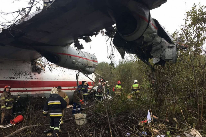 Pesawat jenis Antonov-12 tersebut jatuh di lokasi yang berjarak 1,5 km dari landasan pacu Bandara Lviv.