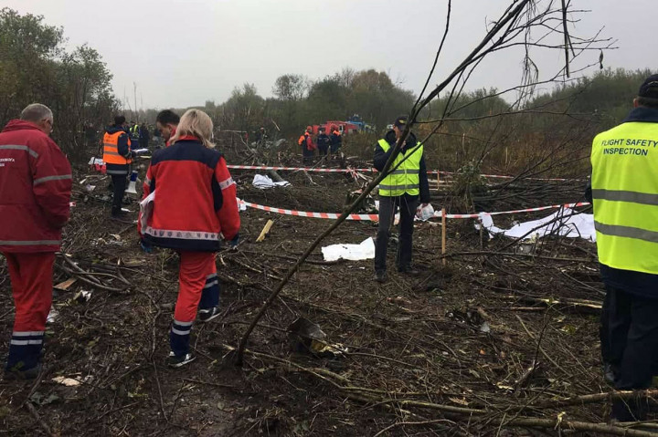 Wakil Menteri Infrastruktur Yuriy Lavrenyuk mengatakan kepada 112 saluran TV Ukraina bahwa kecelakaan itu kemungkinan karena pesawat kehabisan bahan bakar atau pilot melakukan kesalahan. 