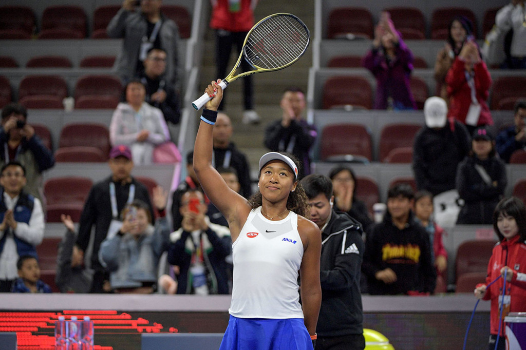 Petenis remaja Jepang Naomi Osaka memberi salam kepada para pendukungnya usai menundukkan Bianca Andreescu pada perempat final China Open di Beijing, Jumat, 4 Oktober 2019 waktu setempat.