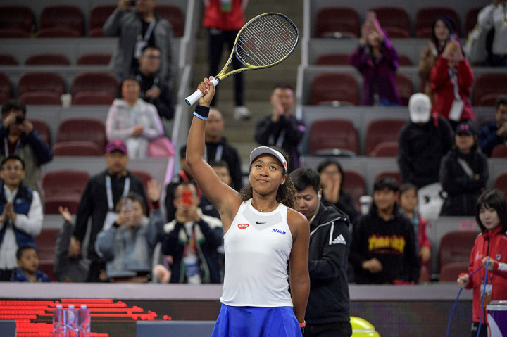 Petenis remaja Jepang Naomi Osaka memberi salam kepada para pendukungnya usai menundukkan Bianca Andreescu pada perempat final China Open di Beijing, Jumat, 4 Oktober 2019 waktu setempat.