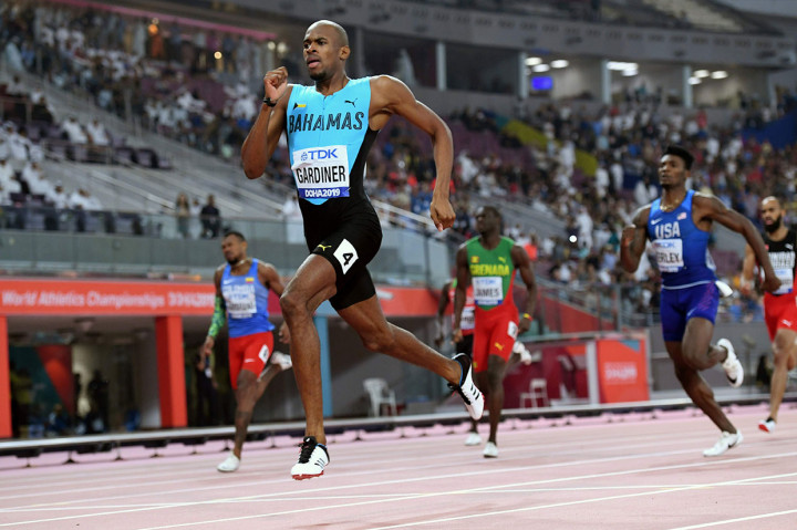 Spinter Bahama Steven Gardiner memacu larinya saat berlomba pada final 400 meter putra Kejuaraan Atletik Dunia di Doha, Qatar, Jumat, 4 Oktober 2019 waktu setempat.