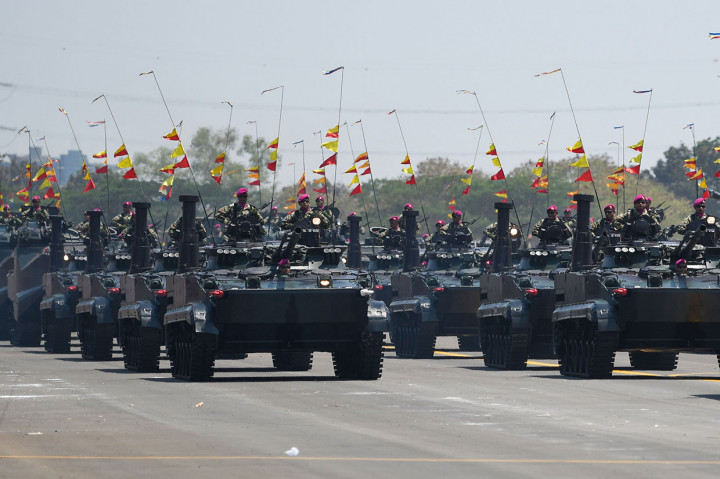 Parade juga melibatkan alat utama sistem senjata (Alutsista) yang terdiri dari 2 unit Radar Surveillance, 2 unit Turangga, 2 unit Oerlicon, 2 unit RM 70 Grad, 4 unit MRLS, 2 unit Serpa, 2 unit MPCP Mistral, 4 unit Caesar, 2 unit Atlas Mistral, 4 unit Astros, 8 unit Anoa, 2 pesawat Boeing 737, 2 pesawat CN 235, kendaraan tempur amfibi BMP-3F, dan 2 pesawat F 16.  Antara Foto/M Risyal Hidayat 